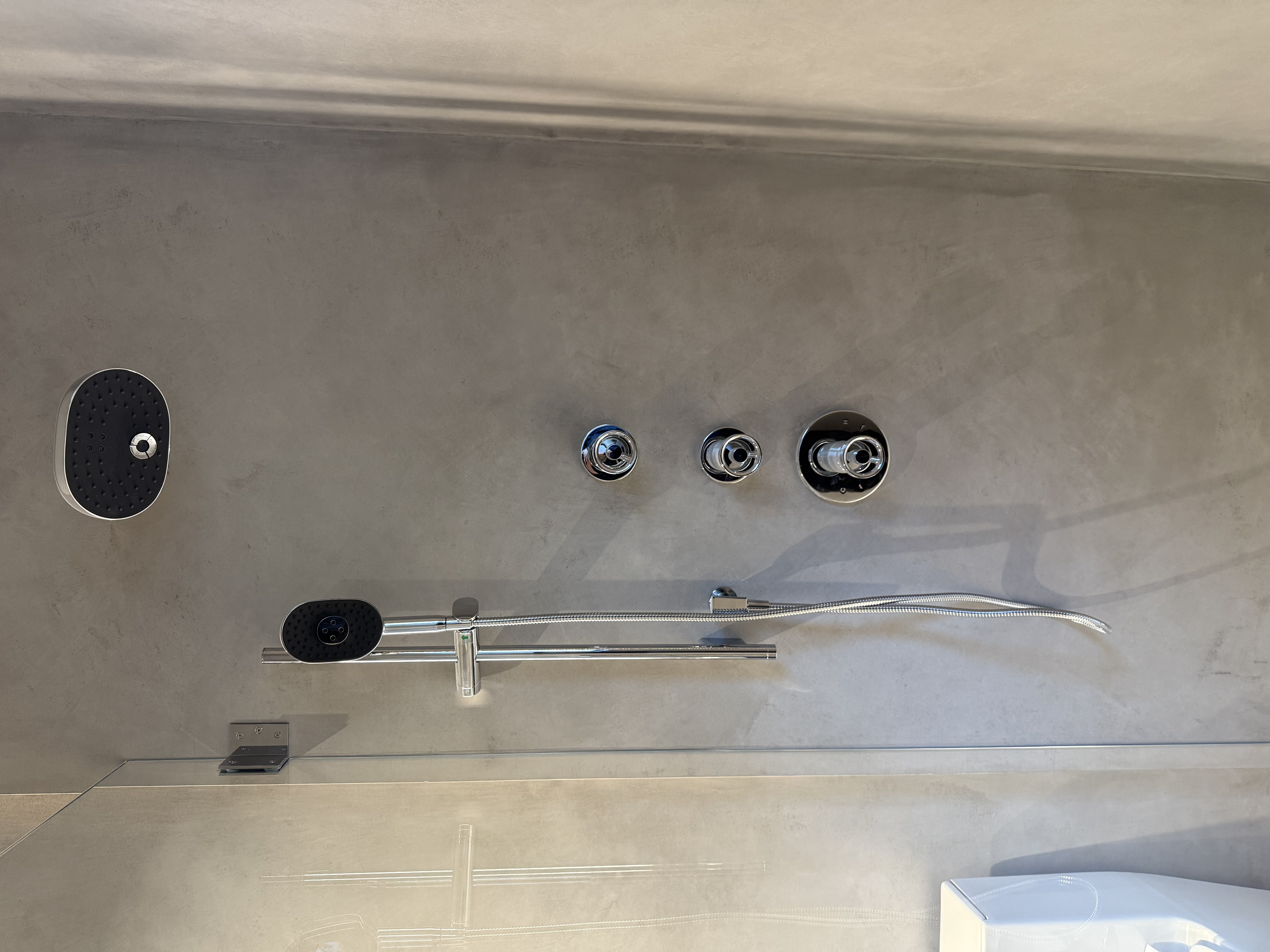 Shower installation